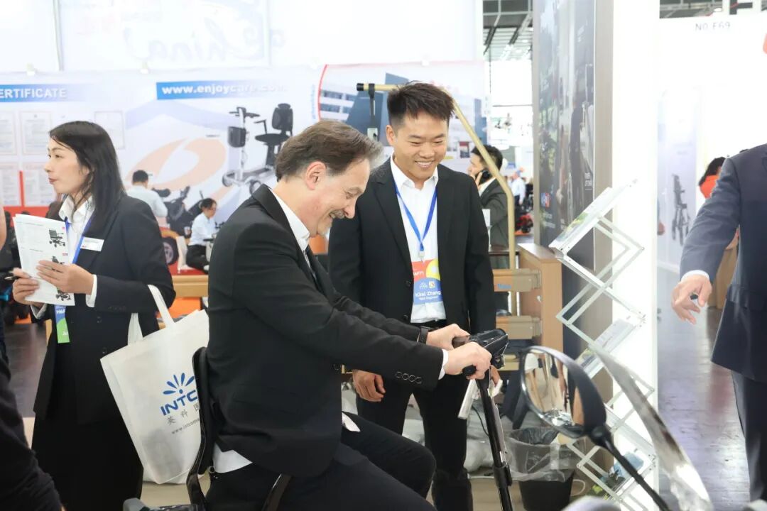尊龙集团医疗亮相德国REHACARE2025 展示康养器械全系列创新移动解决方案 尊龙集团医疗亮相德国REHACARE2025 展示康养器械全系列创新移动解决方案